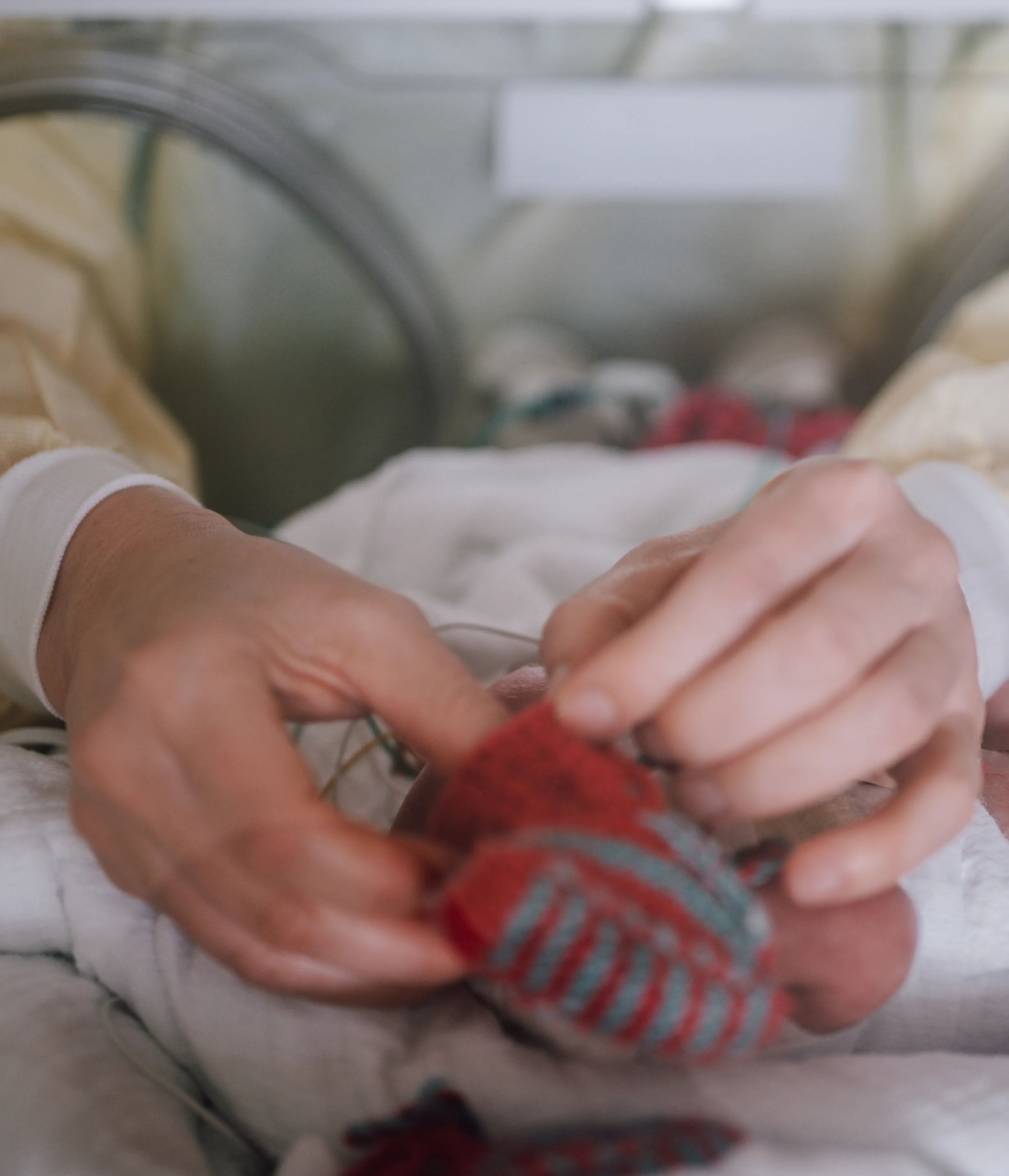 Sanfte Hände bei der osteopathischen Behandlung
